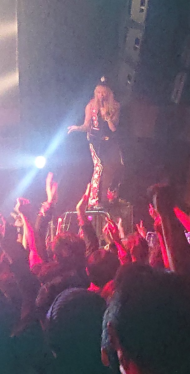 3_sin's tweet image. 最近ライブ🎫高杉なんですけど、昨日のマイケル・モンローは8,000円じゃ安い！もっと払わせろ！とマジで言いたくなりました😂

なので、おひねりのつもりでTシャツを
（👕買いすぎなんですが…）

きょう名古屋・あす大阪行かれる皆さん、楽しんでください☺️

#MichaelMonroe