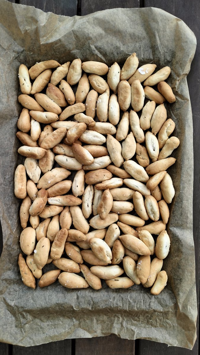 chefrubenlopez's tweet image. Homemade &apos;picos&apos; with fresh thyme and Murray River flakes.🥖

#spanishfood #picos #EatSpanish