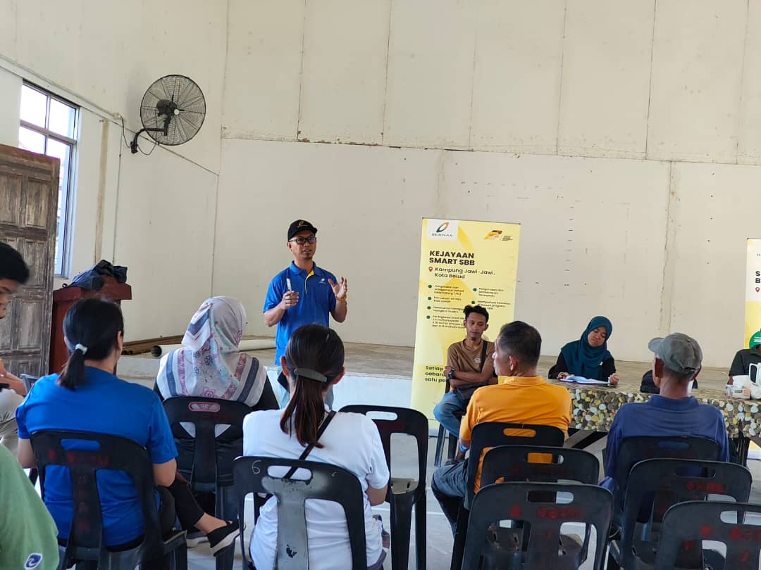 BernasOfficial's tweet photo. Taklimat SMART SBB di Kg Bangkahak Baru oleh En. Mohd Shaahairul Madlan, Pengurus Unit Operasi Ladang BERNAS Kota Belud. Maklum balas yang diterima terhadap Program SMART SBB di sini amat memberangsangkan.
#BERNAS #SMARTSBB #KesejahteraanuntukSemua @kpkmmalaysia @azman1505 https://t.co/cGS7bIEGUy