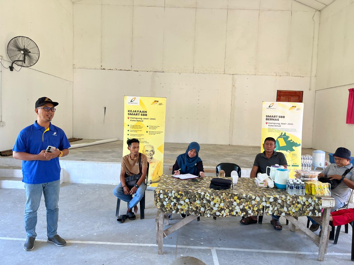 BernasOfficial's tweet photo. Taklimat SMART SBB di Kg Bangkahak Baru oleh En. Mohd Shaahairul Madlan, Pengurus Unit Operasi Ladang BERNAS Kota Belud. Maklum balas yang diterima terhadap Program SMART SBB di sini amat memberangsangkan.
#BERNAS #SMARTSBB #KesejahteraanuntukSemua @kpkmmalaysia @azman1505 https://t.co/cGS7bIEGUy