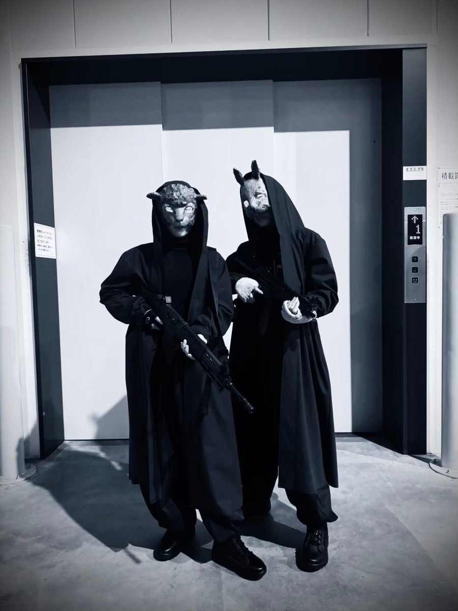 新空港占拠コスプレ 土曜ドラマ #新空港占拠 ✈️ ／ 【羊】と【兎】 #モノクロクール