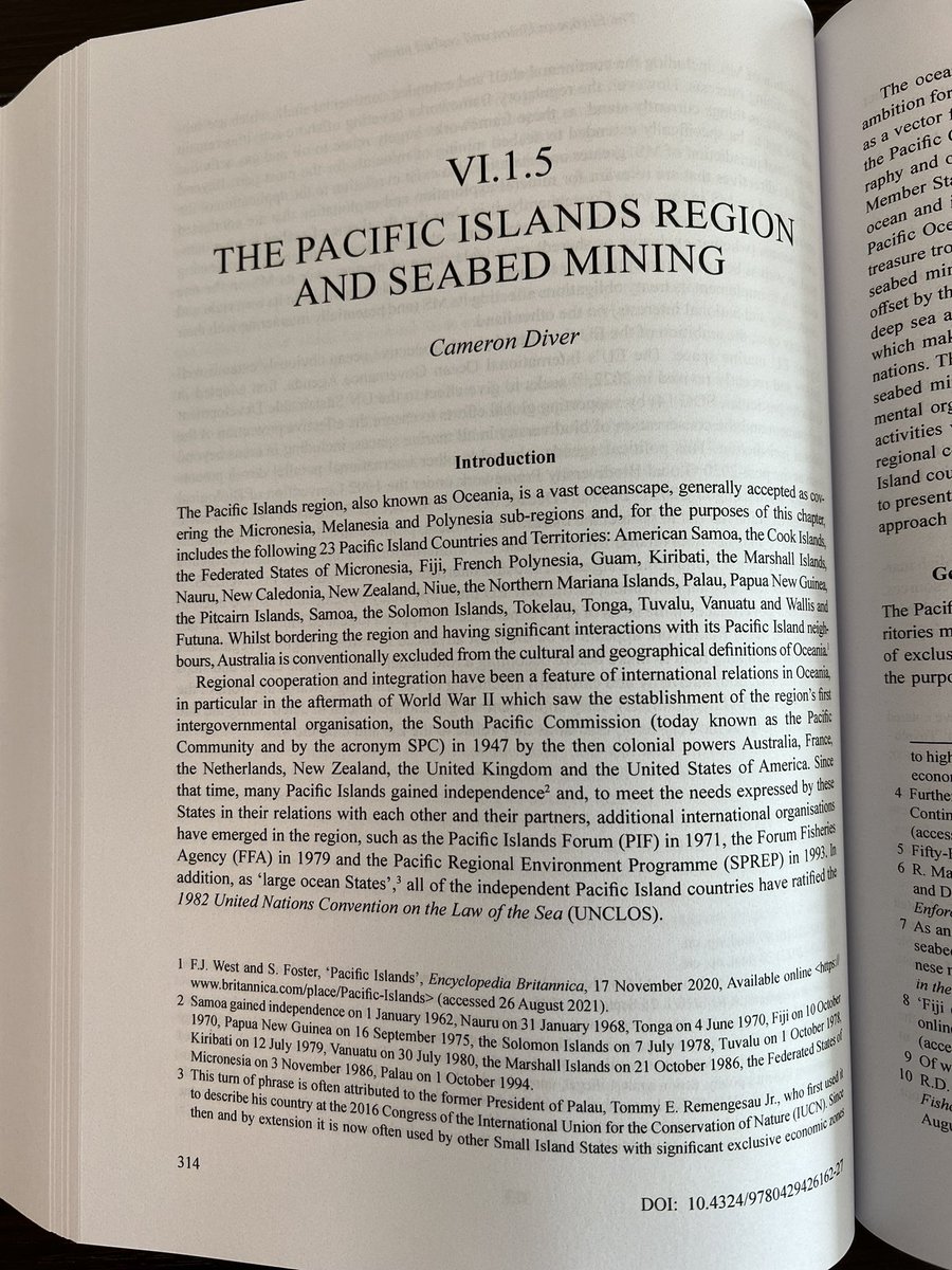 Une belle surprise dans le courrier: mon exemplaire du nouveau guide Routledge sur l’exploitation minière des #FondsMarins et le #DroitDeLaMer. Ravi d’y avoir contribué aux côté d’experts distingués + d’être l’auteur du chapitre sur la région #Pacifique. #Océanie #Océan
