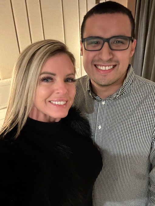 So happy when I get to meet fans that are so sweet! Thank you @aeyygallegos !!! https://t.co/6WZWuyC<a href="/tag/mvsales"class="tags"><span>#mvsales</span></a>