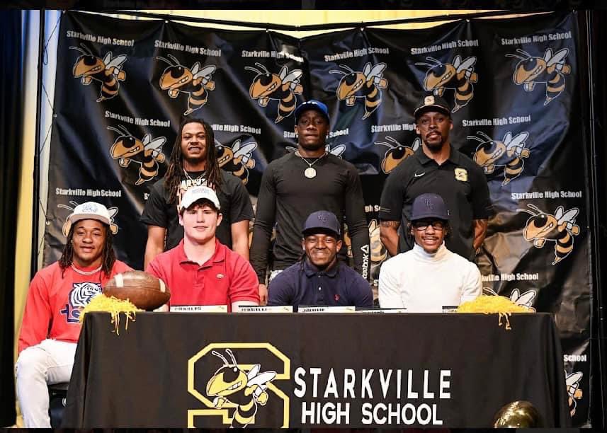 charleswoodard0's tweet photo. Pen to paper✍️ 
Blessed to be a ranger @CoachRPittman @_Coach_Davis_ https://t.co/PYBunOXh7H