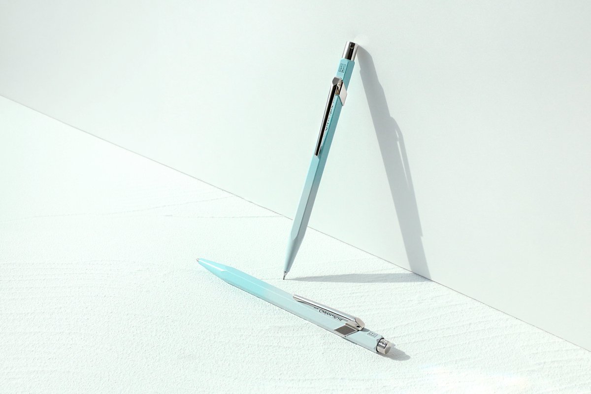 Bestpen_'s tweet photo. 신상🩵

트로피컬 7 블루라군 한정판시리즈인데요. 신비한 빛을 가진 푸른 호수 그리고 그레이톤 안개를 그라데이션한 색감이 진짜 너무나 예뿜😆 볼펜과 샤프 세트로 나왔오요!

매장에서 실물보고 가장 놀라는 제품중에 하나인 까렌다쉬💕  한번 반하고 두번 반하는 까렌다쉬 구경하러오세요오 https://t.co/C05YORhIlz