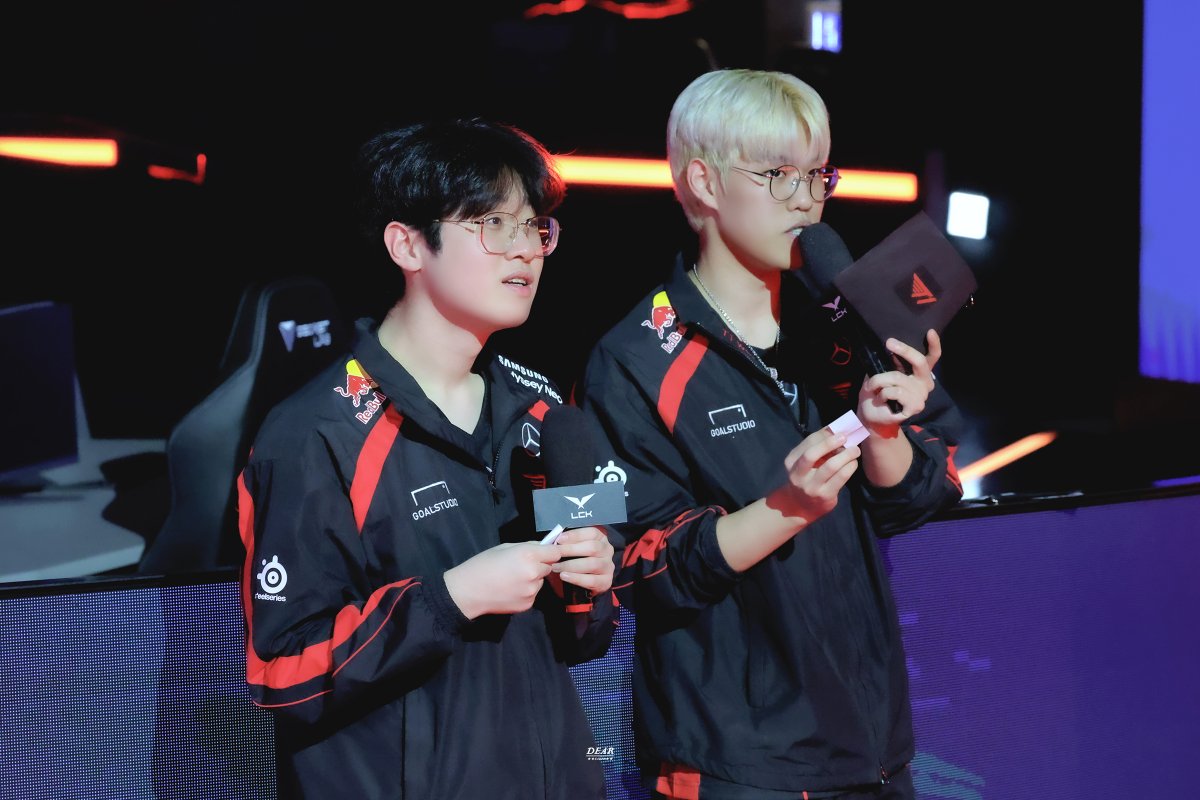 dear__faker's tweet photo. [HQ] 240128 vs HLE

오트와 우트⚡️🐯
#Zeus #제우스 #최우제 
#Oner #오너 #문현준 #T1WIN https://t.co/fYlRevpdIp