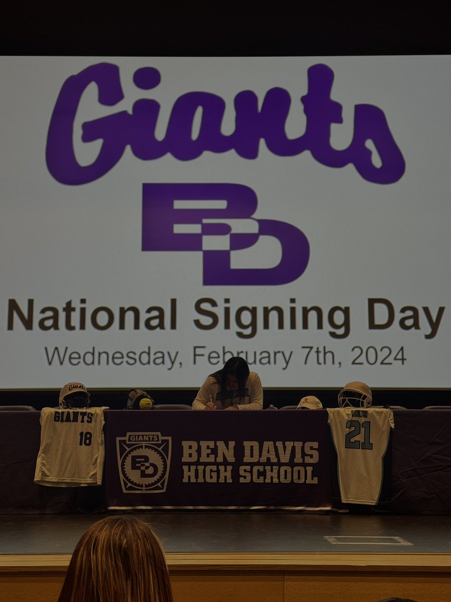 SIGNED✍️! #goyellowjackets💜💛
<a href="/DefiCollegeSB/">Defiance College Softball</a> @PH_CodyFowler <a href="/rothrock03/">Laura Rothrock</a> <a href="/Giants_Softball/">Ben Davis Giants Softball</a> <a href="/indiana_phoenix/">Indiana Phoenix Premier</a>
