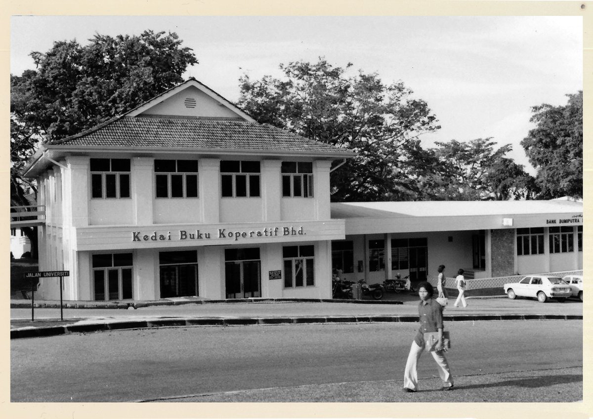 Kedai Buku Koperatif dan Bank Bumiputera yang kukuh ketika itu, antara tahun 70-an dan 90-an. Kongsikan kenangan tentang kedua bangunan itu di sini? Kedai Buku Koperatif and Bank Bumiputera once stood tall, between the 70s and 90s. Why not share memories of those buildings here?