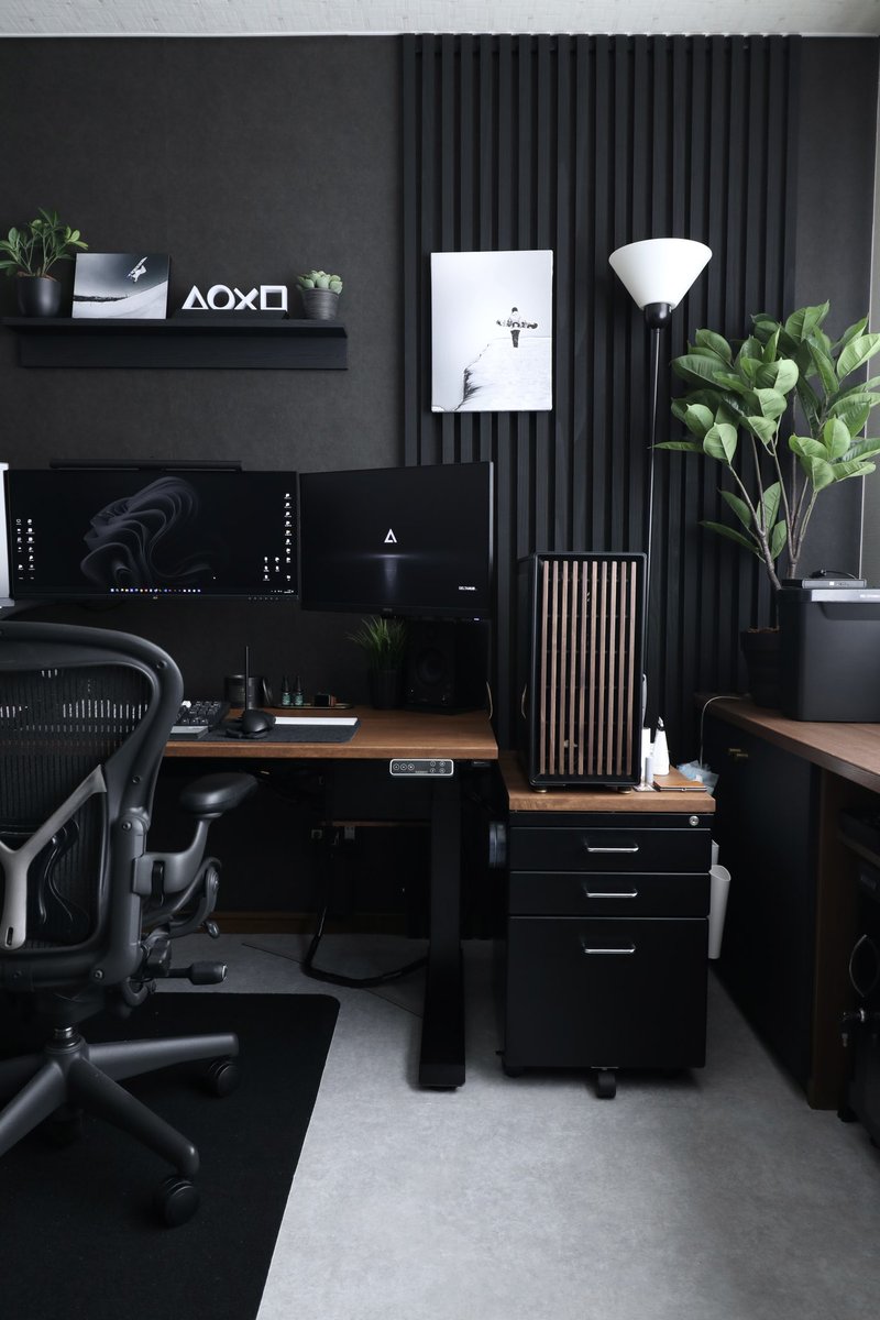 rectodsn's tweet photo. Desk Setup 2024ver.
一段と黒くなったデスク周りデス🏴

#お前らのpcデスク周り晒していけ
#お前らのPCデスク周り晒してけ
#デスク周り
#デスク環境
#自作PC
#desksetup 
#ブラック https://t.co/ePJyatRLbh