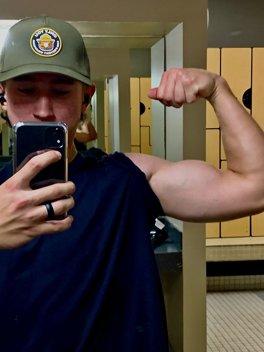 CWinkler1108's tweet photo. Rain cancelled our field practice yesterday, but the gym was still open. 

Get better or fall behind. There is no in between. 

#2026grad #uncommitted #underclassman #baseball #collegeprospect #highschoolbaseball #canesbaseball #collegebaseball https://t.co/ENlxGD8qro