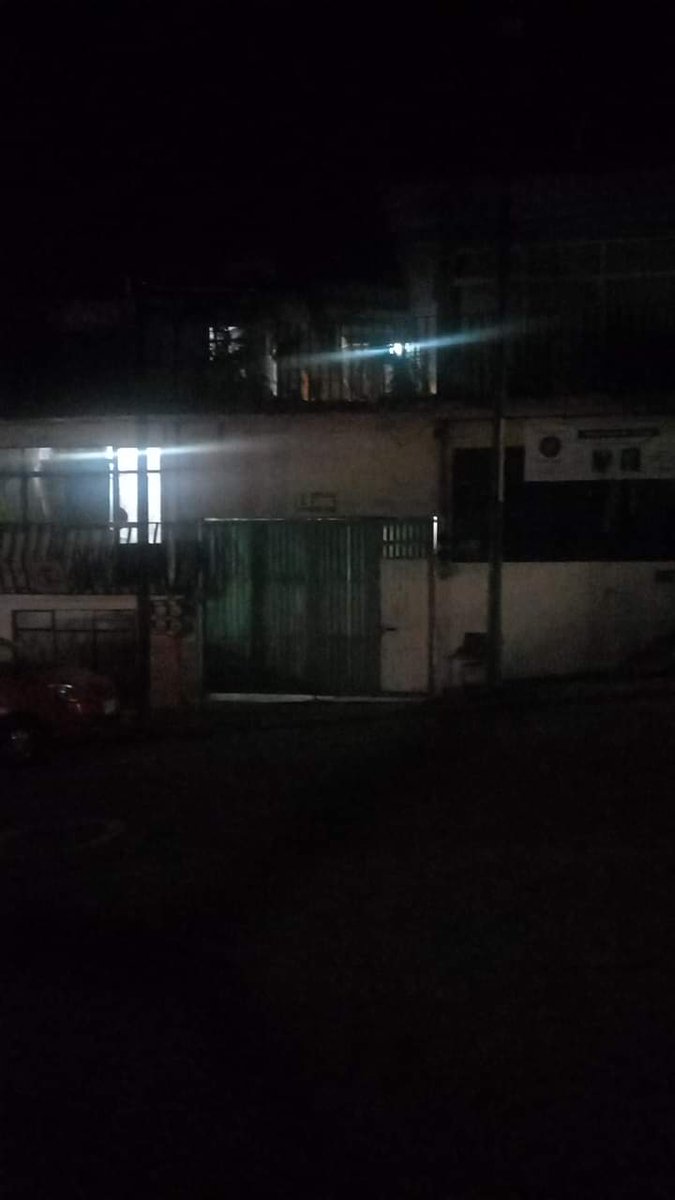 Evamaria_a's tweet photo. @ahuedricardo Lic. AHUED en la calle chilpancingo casi esquina Miguel Alemán están fundidas dos luminarias y los de #CFE no han podido venir, reportes y reportes y nada. Por favor Lic. Mande a alguien por que aquí es paso de muchos jóvenes que van a la secundaria y cbtis https://t.co/MsmFbHlxZg