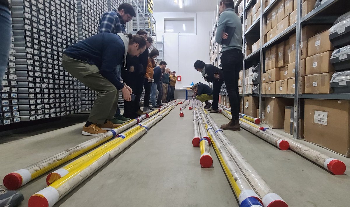 #Hawaiian #CoralReef in a tube. All the cores we collected 3 months ago on the first leg of #IODP #exp389 lined up together at the Bremen (Germany) repository. Cores will be split, imaged, described in detail, and sampled starting tomorrow. It's an amazing #climatearchive