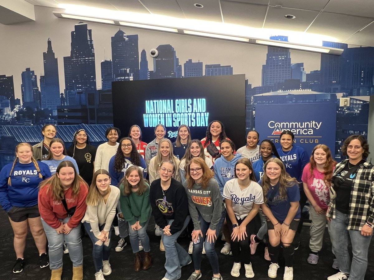 Our 14-18u teams had a great night celebrating #NGWSD2024! Thank you <a href="/Royals/">Kansas City Royals</a> and <a href="/KCRoyalsPD/">Raising Royals</a> for a night of networking and learning about the professional work women do in the sports industry! #CoachemupKC