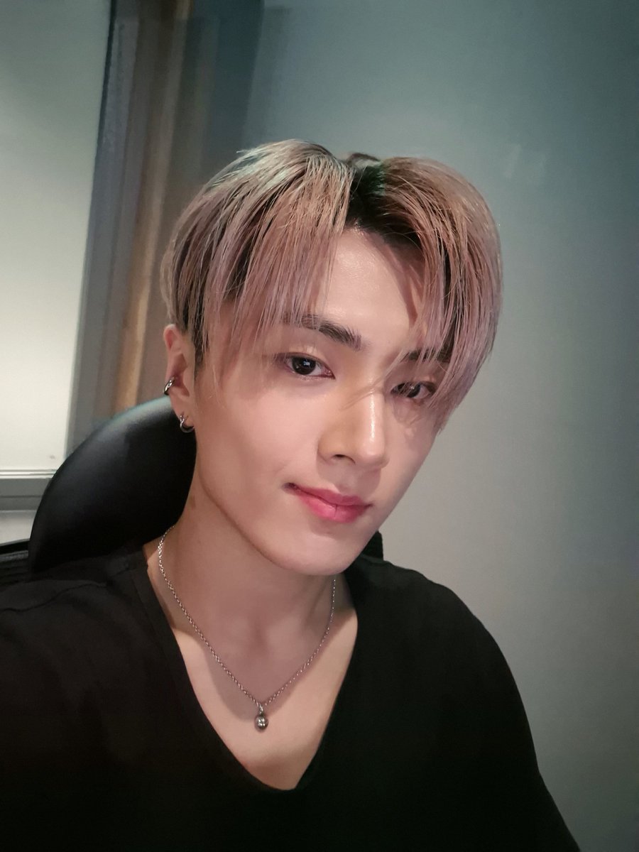jogseongc's tweet photo. Couldn't let the missed moments slide, so let's even the score with some selcas today!  Sharpening that chin game just for you all. Stay tuned for the selfie spree! https://t.co/QmNzLMEimM