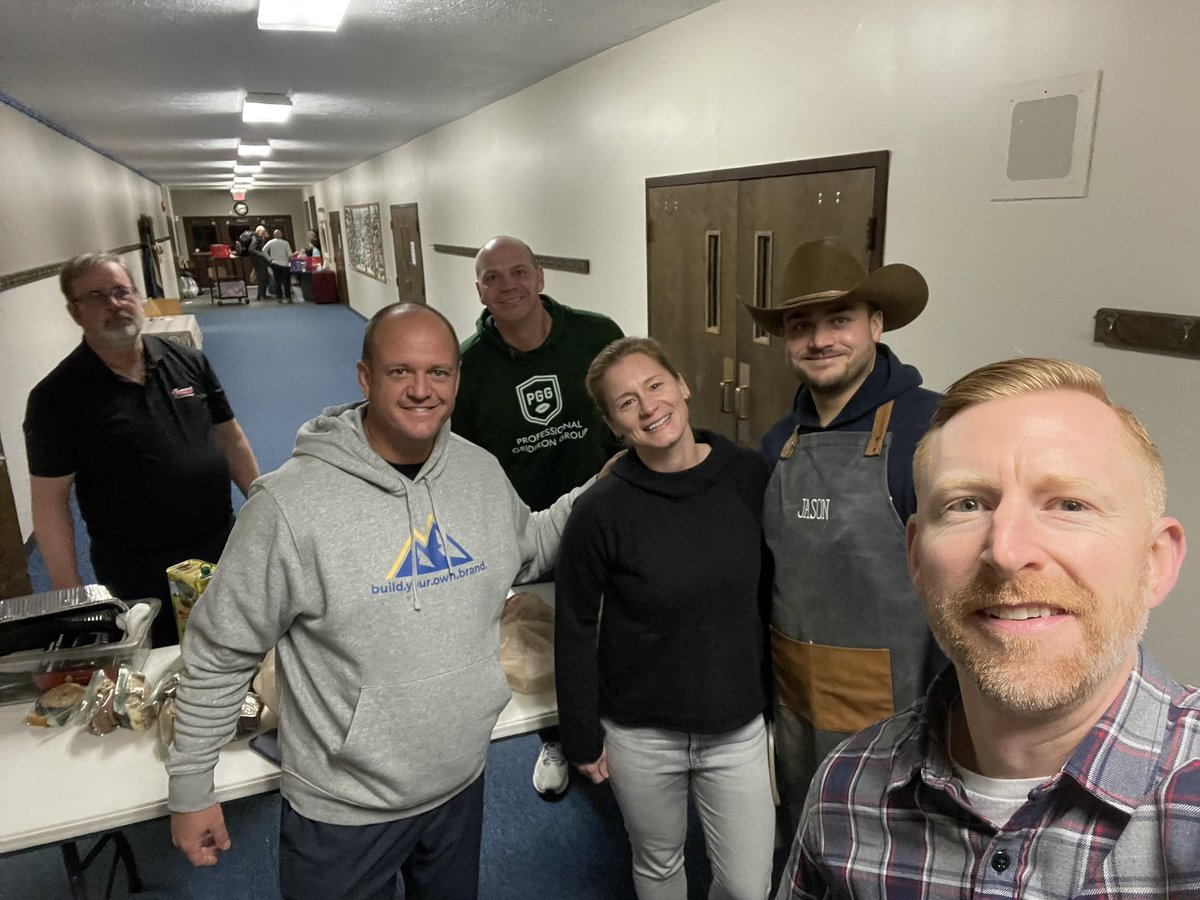 jzig1978's tweet photo. Another day of build.your.own.brand. Giving back and serving 215 meals at Middlebury Chapel in Akron with my friends from the @TheSteakClubFoundation https://t.co/udDLO3fETv