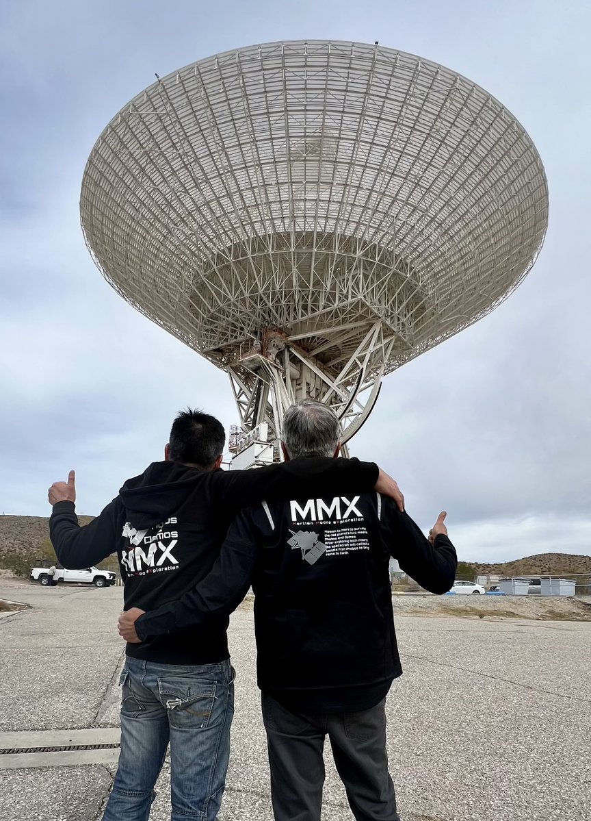 NASA深宇宙ネットワークのゴールドストーン局の70mアンテナ📡の前にて。 MMX🛰️ジャケットを着ているのは、NASAジェット推進研究所(JPL)のSami ASMAR氏(右)と宇宙研の藤本副所長(左)。Sami氏はMMXのJPL/DSN支援の責任者。Sami氏のおかげで、DSNの適合性試験や軌道計画作業などが着実に進んでいます✨