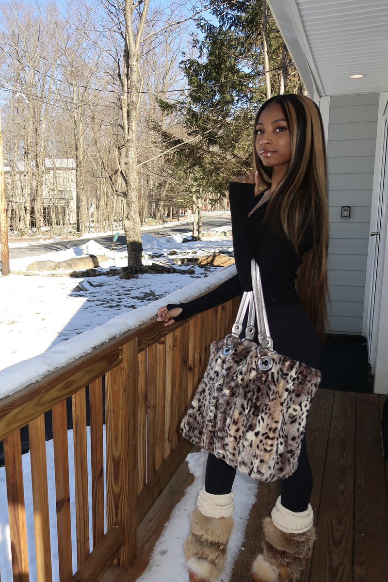 CH4NELPRINCESS's tweet photo. 🐆❄️💋 https://t.co/53E2ddt3He