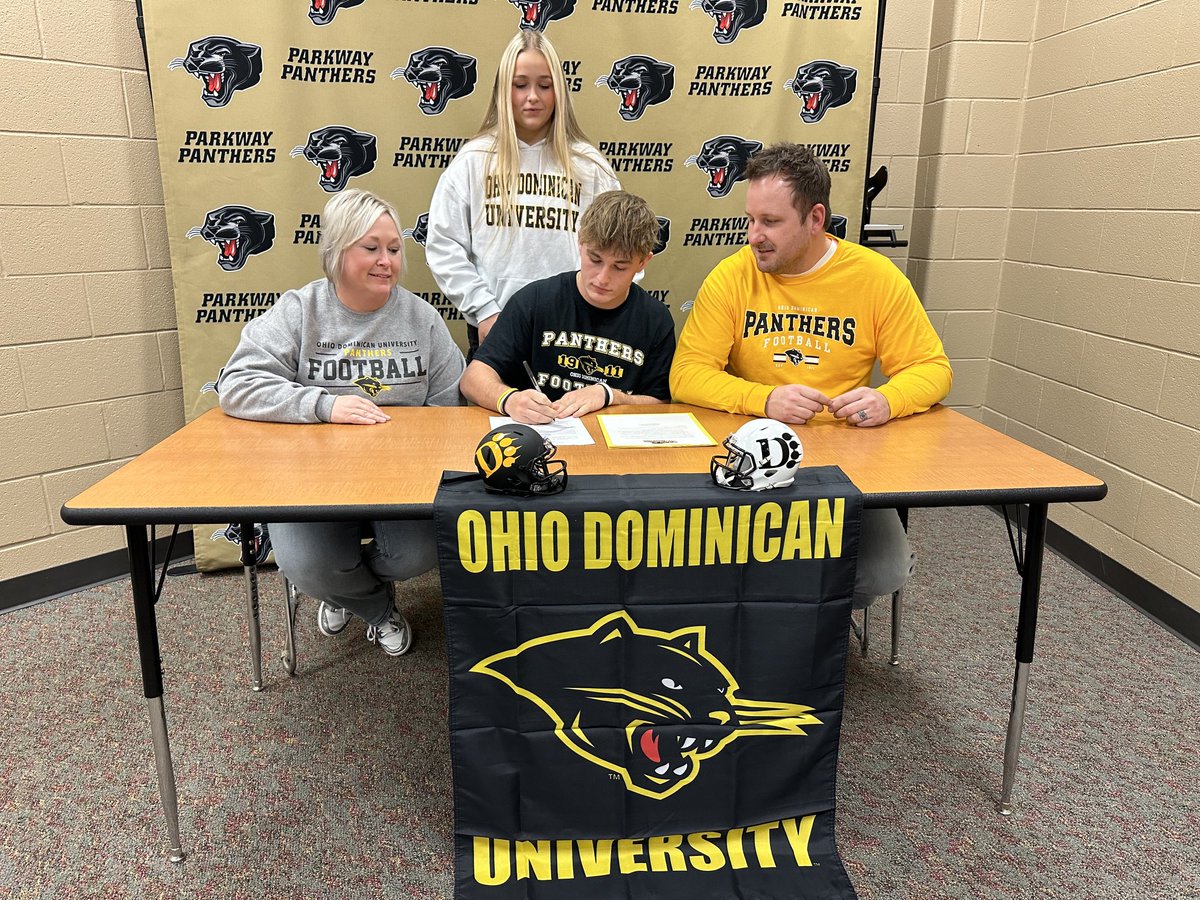 ParkwayAD's tweet photo. Pictured is Parkway’s Fletcher Smith signing to play football at Ohio Dominican. Along with Fletcher are his parents, Mandy and Cort and sister, Colbie. Congratulations, Fletcher! https://t.co/iJ2JVPd4A1