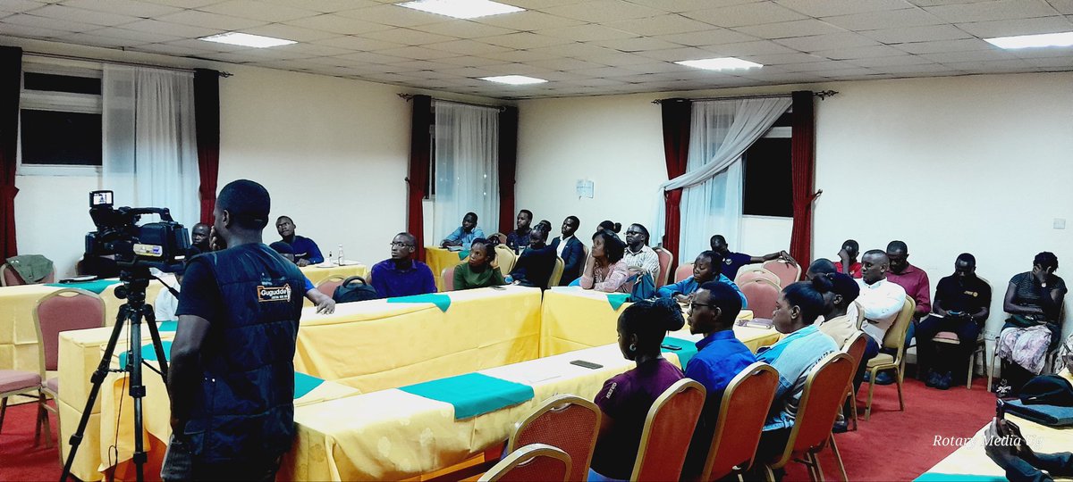 RotaryMedia256's tweet photo. Inspired by @EmilianKayima's wisdom on fostering peace amidst conflict. Rotaractors gather at the Rotaract Club of Kampala @the_ndegeyas for a fellowship focused on Peace and Conflict Resolution. Let's be the change! #RotaryValues #RotaractFellowship https://t.co/JHJXsodx3W