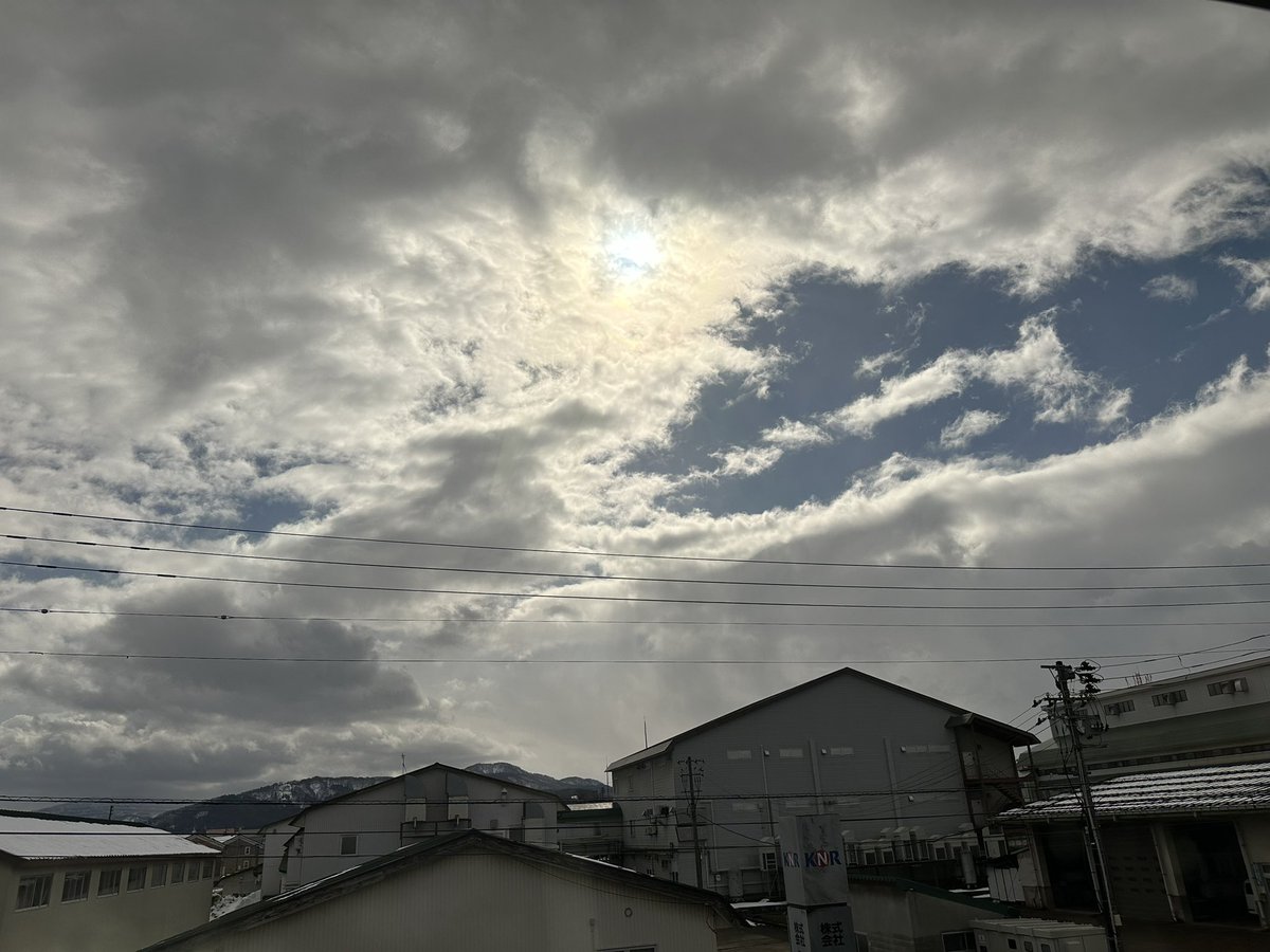 KNRtwt's tweet photo. 新潟では写真の空模様を晴れ☀️といいます。
雨☔️や雪⛄️が止んでも晴れたね☀️といいます。
一般的には限りなく曇り☁️だとは思いますが、曇天☁️が多いので、これぐらいなら晴れ☀️なのです！（気持ちの問題🥴）
#はれ #新潟県 #曇天 #気持ちの問題 https://t.co/agk1kLHmOZ