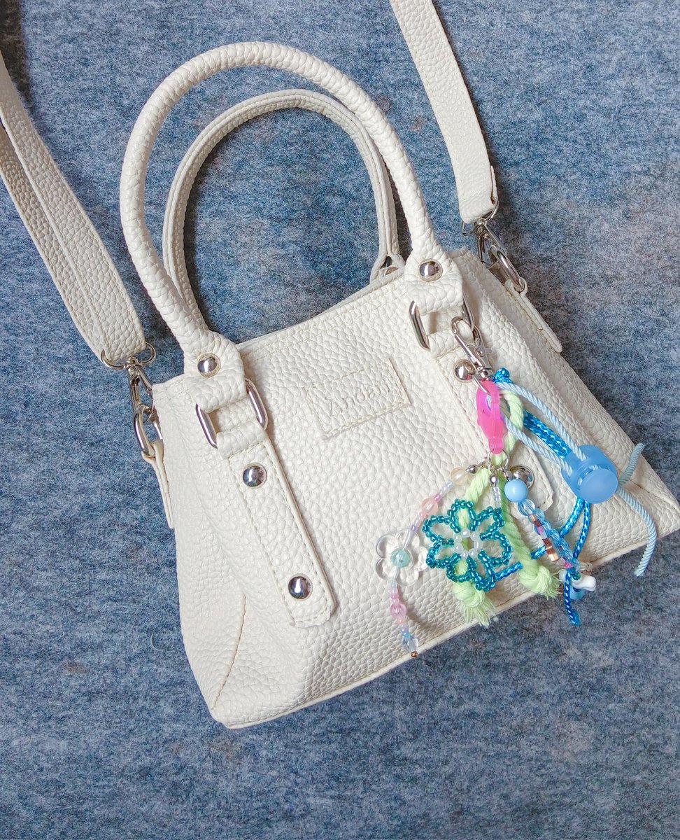 Sharaisvr's tweet photo. Gak nyesel sih ikut PO  dapet slingbag secakep ini murah lagi harganya cuma 60-ribuan aja😋

📎https://t.co/G69VDGGx9a (broken white)

Yang aku co ini ukuran mini ya, keliatannya kecil tapi dalemnya muat banyakkkk! https://t.co/DmjyInnEfF