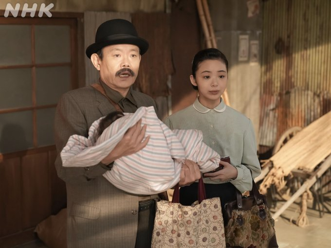 Official_LTD's tweet photo. スズちゃんと山下さんが帰り道に出会った靴磨きの少年。 戦後間もない時期、子供たちも生きていくために必死です。
「がんばるんやでー！」
精いっぱいのエールを送る、スズちゃんでした。
#趣里 #近藤芳正 
#ブギウギ https://t.co/A0LlX4O90b