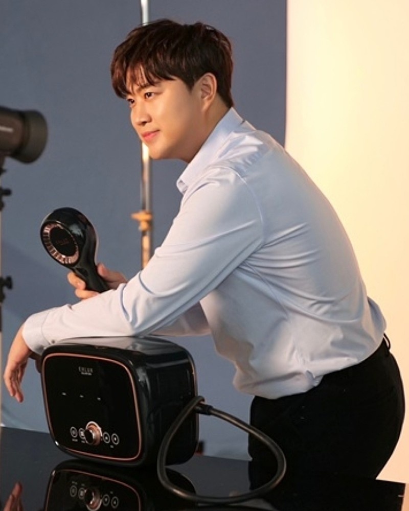 김호중 광고 촬영장에서 훈훈한 외모에 남성미 가득한 모습 😍

#김호중_셀리턴_광고촬영현장_비하인드컷
#김호중_지지층탄탄_익스럭스_모델
#김호중_광고계의_대세남
#TVAROTTI
#KIMHOJOONG​​

@hojoongofficial