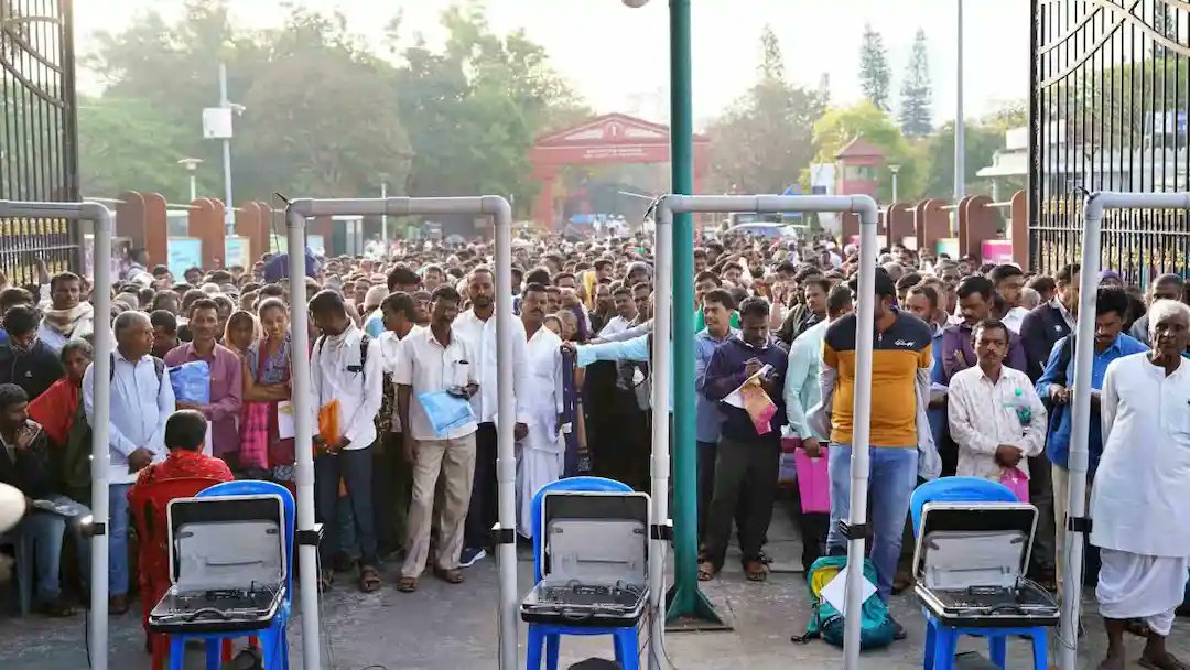 Anjan94150697's tweet image. CM SIDDARAMAIAH JANATA DARSHANA:

#CMJanataDarshana: BIG BREAKING..

#BREAKING: 📌THOUSANDS OF KANNADIGAS' reached #ShakthiSoudha Vidhana Soudha from across Karnataka to meet CM Siddaramaiah to Express their Problems(issues).

#CMSidduJanataDarshana