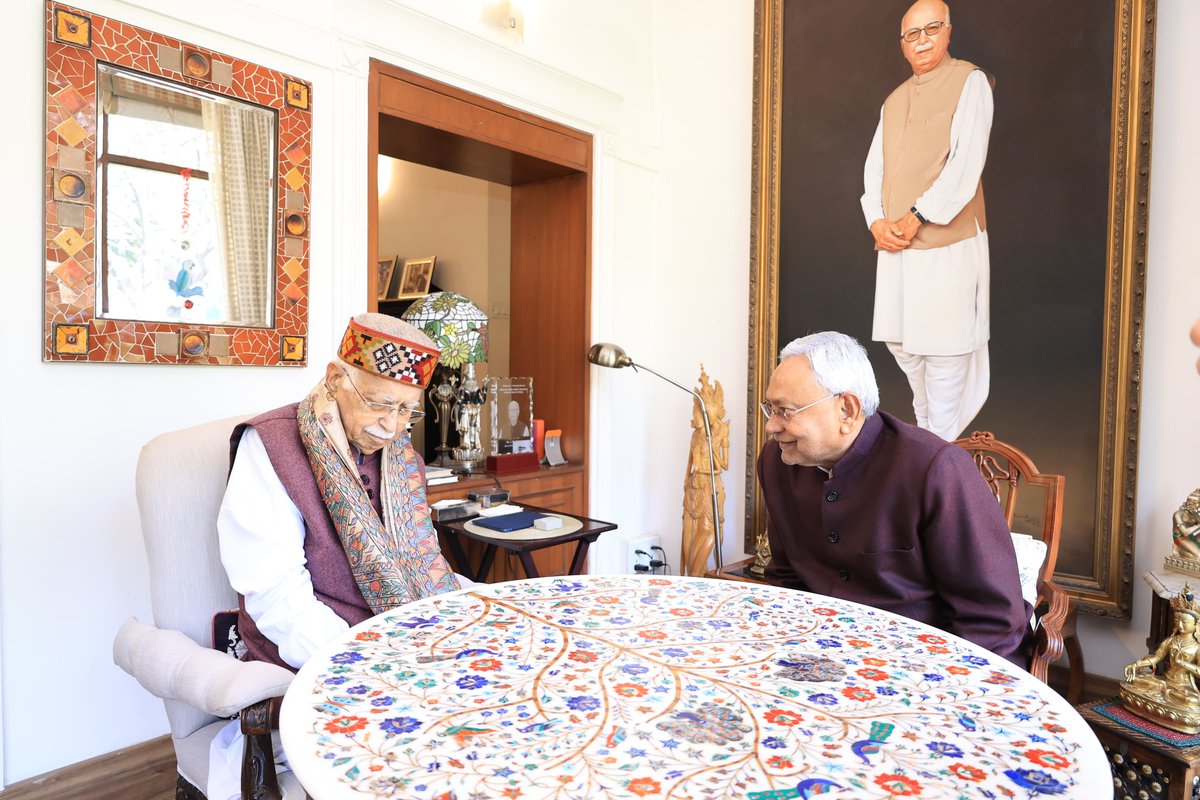 IPRDBihar's tweet image. माननीय मुख्यमंत्री @NitishKumar  ने पूर्व उप प्रधानमंत्री एवं भारत रत्न श्री लालकृष्ण आडवाणी से नई दिल्ली के पृथ्वीराज रोड स्थित उनके आवास पर मुलाकात की।