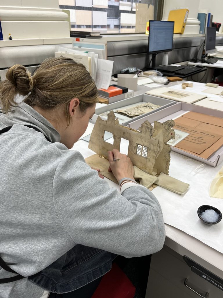 🎭 Melodrama in miniature! Today's #CollectionCare blog details the conservation treatment of model set pieces from 1902 play ‘The Breaking of the Drought’. Enjoy! blogs.slv.vic.gov.au/our-stories/co… 📷 Paper conservator Albertine stabilises ‘Cottage’ from The Cotton King #SLVCollection