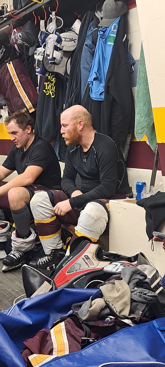 OutlookSrHawks's tweet photo. Gutsy win tonight 5-4!!! Lead by the OG Oreo line lead by Captain Steven Lee with 2 goals!!! #mondaynooner https://t.co/D5wuF2LWOI