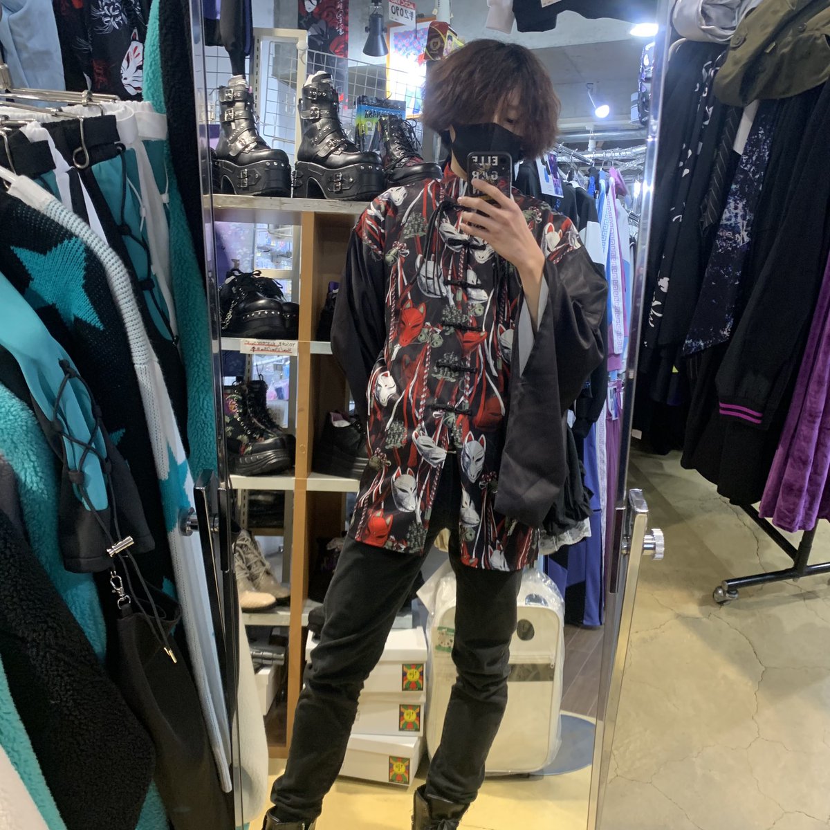 regulus69's tweet photo. 【スタッフおすすめ紹介】

 #DXMOVIE 狐面祝言柄キモノ袖シャツ
¥6,890-
ドゥモーヴェより着物袖シャツが再入荷✨
前面のチャイナボタンや襟の形が特徴的で、他の着物袖系統とは違った印象があります🦊

@(あっと)

#regulus #アメ村 https://t.co/qWnoIomYXy