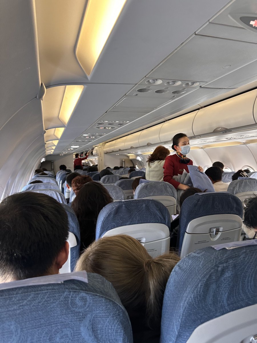 Sixuan_lee's tweet photo. さすが中国旧正月の大晦日、上海へ行きの飛行機は満席だ😅且つ値段が高い〜
#上海古寺巡り4日間ツアー #realChina
#今どきの中国
#中国へ行くぞ
#lookatChina #GotoChina https://t.co/Ag25tihiYq