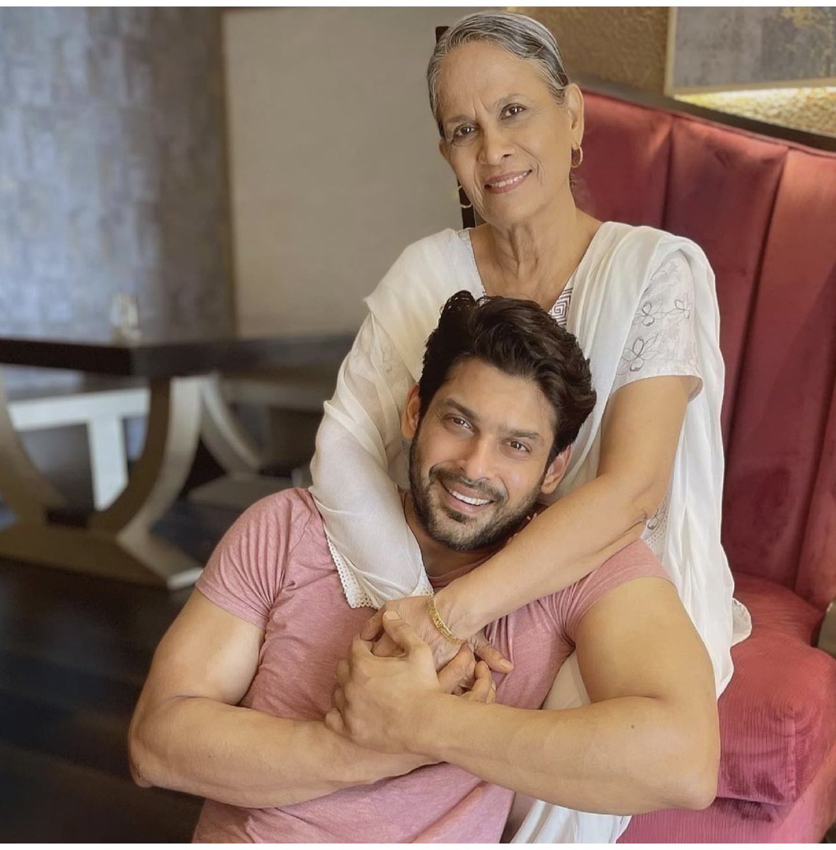 Happy birthday dear Rita aunty🎊
Love uh bhaut sara maa🥰🎁

#HBDRitaMaa 

#RitaMaa
#SidharthShukla 
<a href="/ishehnaaz_gill/">Shehnaaz Gill</a>
#SidharthShuklaLivesOn