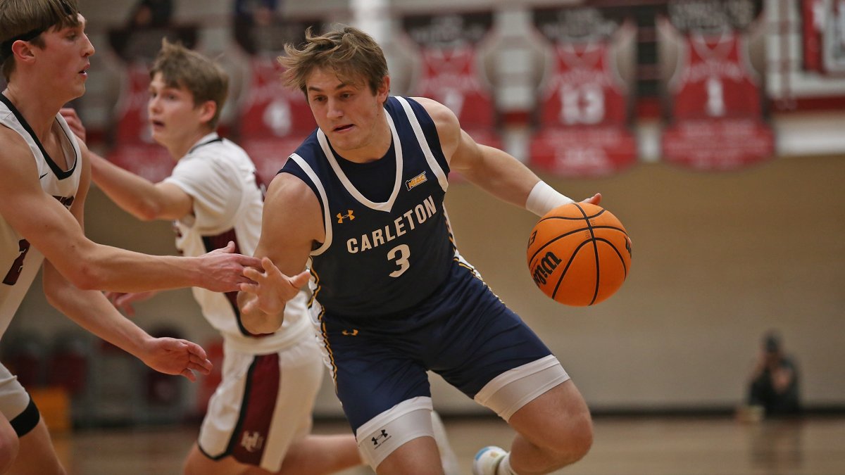 With a big second half, <a href="/carletonmbball/">Carleton Men’s Basketball</a> beat Hamline 79-69 and clinched a spot in the MIAC Playoffs. Spencer Goetz notched a career-best 18 points, while Matt Banovetz and Luke Harris had 21 points apiece.
Recap: ow.ly/PiOh50Qz2bk
#d3hoops
📸: Ryan Coleman/D3photography.com