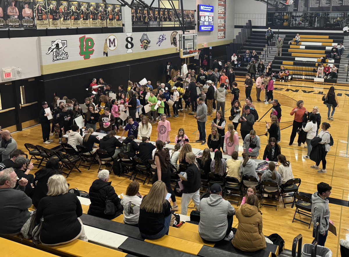 SycamoreHoops's tweet photo. Poster Night was AWESOME!

Look at all those Future Spartans! Hail Sycamore! https://t.co/rghX7EXx2B