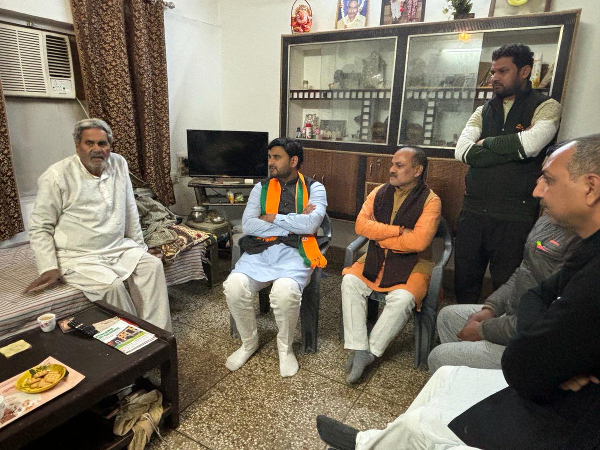 लखनऊ लाल बहादुर शास्त्री प्रथम वार्ड अध्यक्ष सौरभ त्रिपाठी जी की माता जी श्रीमती रेखा त्रिपाठी जी के दुःखद निधन पर उनके आवास पर जाकर शोक व संवेदना व्यक्त करी।।