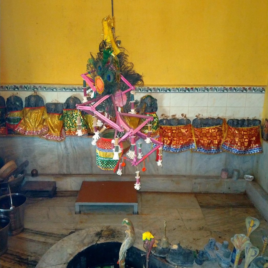 santadas01's tweet photo. ପଦ୍ମପୁର, ନିଜାମପୁର ବାସୀଙ୍କ ପ୍ରାଣର ଠାକୁର ବାବା ସ୍ଵପ୍ନେଶ୍ଵର ମହାଦେବଙ୍କ ଚରଣରେ ମୋର କୋଟି କୋଟି ପ୍ରଣାମ l ଭକ୍ତର ମନୋସ୍କାମନା ପୂର୍ଣ୍ଣ କରି ଦୁଃଖ ହରୁଥିବା ମହାଦେବଙ୍କ ଚରଣରେ ସମାଜର ସୁଖ, ଶାନ୍ତି ପାଇଁ ପ୍ରାର୍ଥନା କରୁଛି l
#SantaWithRemuna
#NuaRemuna
#ନୂଆରେମୁଣା
#ପଦ୍ମପୁର
#ନିଜାମପୁର
#RemunaTemple https://t.co/1fDUF7xx0s