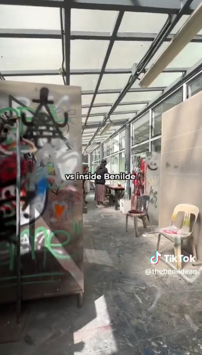 zorenlokarl's tweet photo. This graffiti thing made me giggle a bit bc this art style originated in the same environment they're painting as ugly 3 seconds earlier 😭😭😭 la salle is such a funny place https://t.co/AKwJkmYQEG