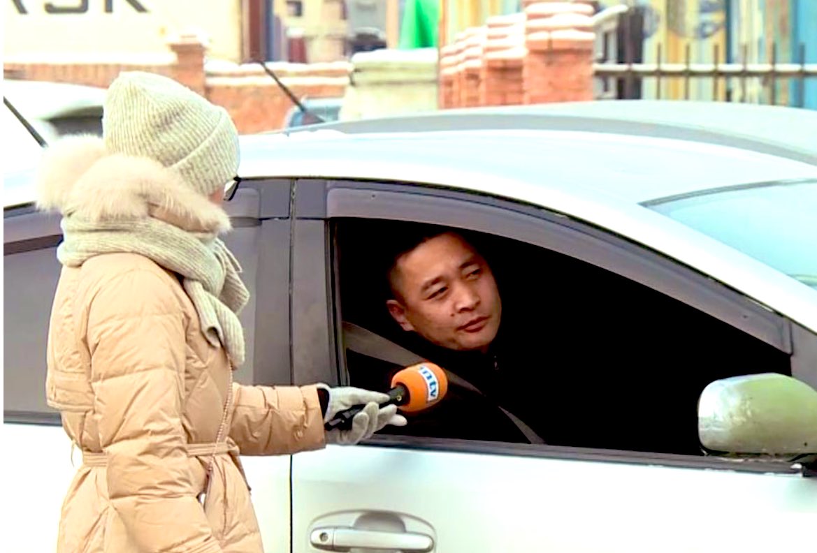 Хотын даргын тэгш сондгойгоор явуулах захирамжийг эсэргүүцснийхээ төлөө 250 мянгаар торгуулсан залууг өмгөөлж 2 шатны шүүхээр явав.

Өнөөдөр Эрүүгийн хэргийн Давж заалдах шатны шүүхээс түүнд ногдуулсан шийтгэлийг хууль бус гэж үзэж хүчингүй болгов. Энэ шийдвэр эцсийнх.

Сүүлийн