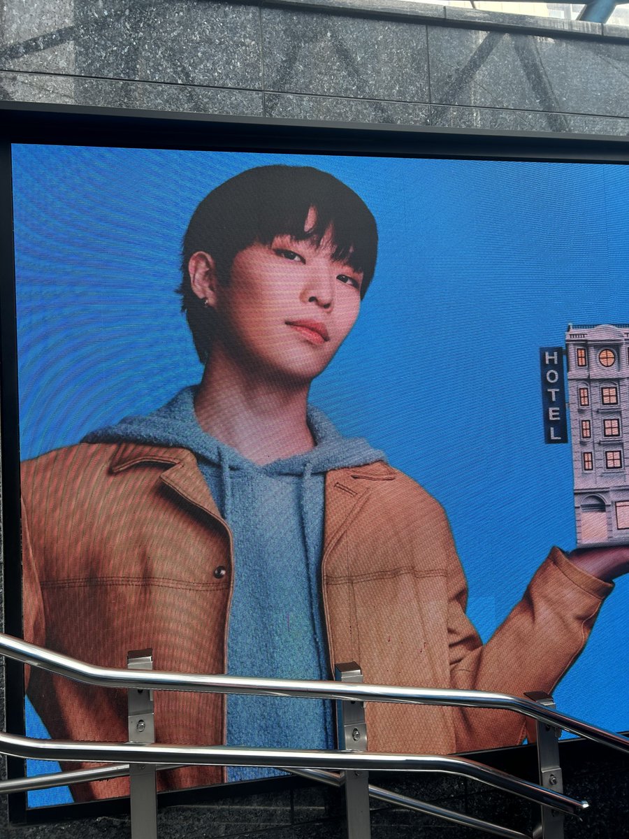 AKMU_STAR's tweet photo. 강남역에 악뮤가 대문짝만하게..😍❤️

#AKMU #악뮤 https://t.co/3VDjwbqHPe
