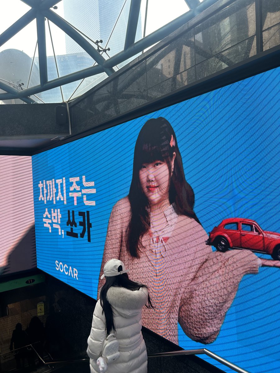 AKMU_STAR's tweet photo. 강남역에 악뮤가 대문짝만하게..😍❤️

#AKMU #악뮤 https://t.co/3VDjwbqHPe