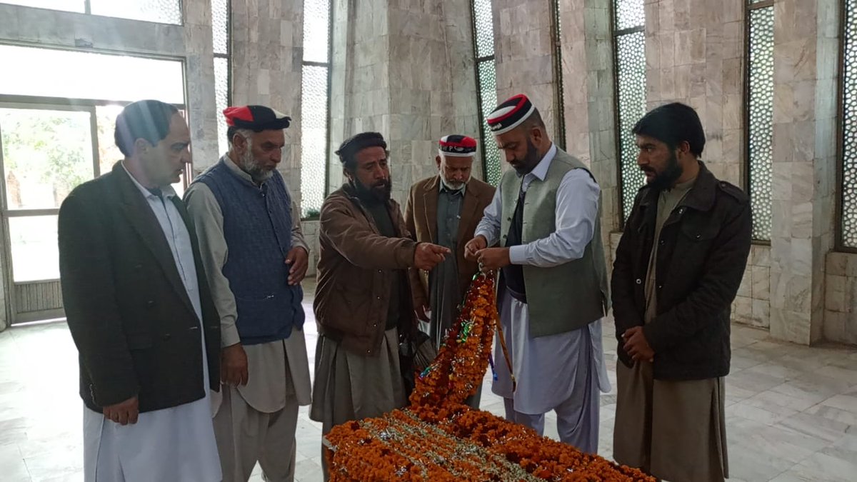 QWP_PK's tweet photo. ضلعی چارسدہ تنظیم کے طرف سے انور علی خان ، پی کے 65 کے طرف سے حاجی طارق خان شہید وطن حیات محمد خان شیرپاؤ شہید کے مزار پر حاضری اور پھول
اس موقع پر شہریار خان ، حاجی الف گل ، عطاء اللہ موجود تھے
#QWP #QWPisFuture #Vote4QWP #HayatSherpaoBarsi2024 https://t.co/L4uBLp7NGe