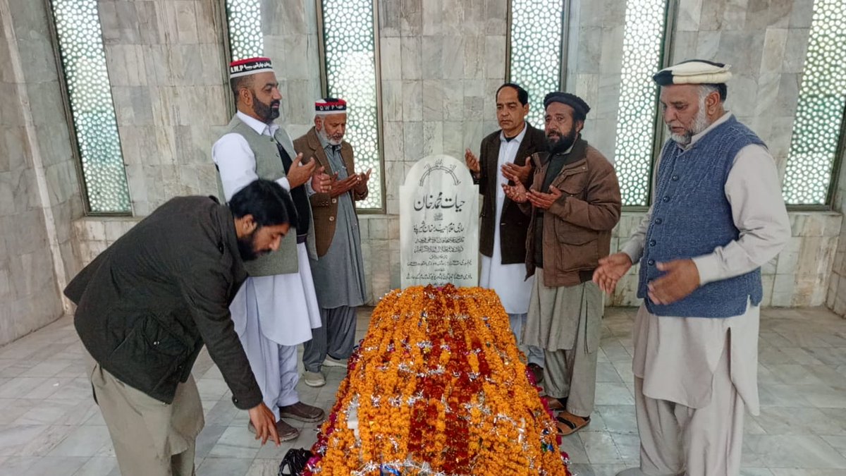 QWP_PK's tweet photo. ضلعی چارسدہ تنظیم کے طرف سے انور علی خان ، پی کے 65 کے طرف سے حاجی طارق خان شہید وطن حیات محمد خان شیرپاؤ شہید کے مزار پر حاضری اور پھول
اس موقع پر شہریار خان ، حاجی الف گل ، عطاء اللہ موجود تھے
#QWP #QWPisFuture #Vote4QWP #HayatSherpaoBarsi2024 https://t.co/L4uBLp7NGe