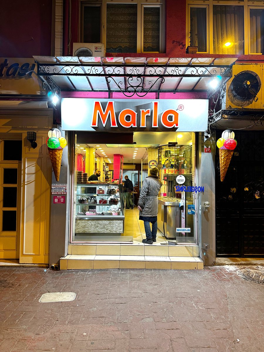 grbzmhrrm's tweet image. Dün akşam saatlerinde #Kasımpaşa'da bulunan #Marla'ya uğradık. 'Mutluluk topu' adını verdiklerini tatlılarından denemek için özellikle ziyaret ettiğimiz bu lezzet durağını yolunuz Kasımpaşa taraflarına düşerse ziyaret etmenizi öneririm.