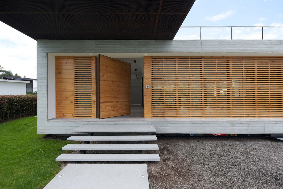 Architizer's tweet photo. This 515m2 house layers three volumes for distinct purposes: a light-directing base, a concrete public area, and a private corten steel space with Andes views.

Details: https://t.co/cW2jVwX6Dy | 📍 Puembo, Ecuador https://t.co/laEgDLXpWt