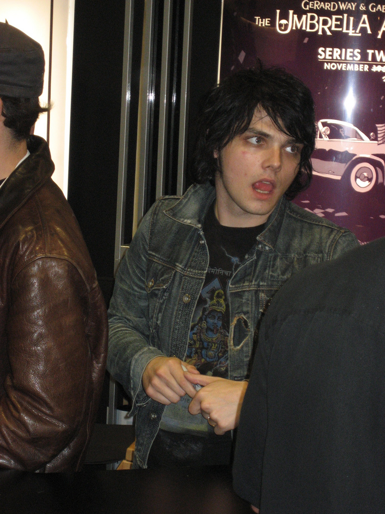 hourly gerard way tweet media