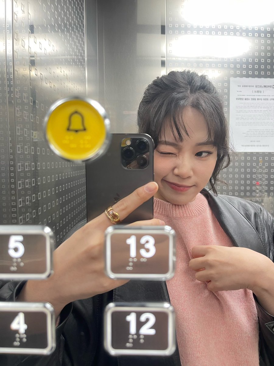 MRCHofficial's tweet photo. 열일하는 마치 어떤데?😏

❄️ [+82 STAGE] 라이브 영상 - Lovers
https://t.co/Pp32DzWyb1

💫브랜딩 인 성수동 OST 

🌸3월 단독콘서트 마치의 트래블 in 부산

and more….

#마치 #mrch #브랜딩인성수동 #상상마당 #부산 #단독콘서트 https://t.co/AOjdWhv2aZ