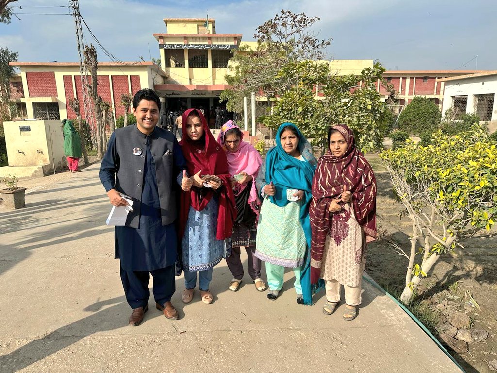RajeshHardasani's tweet photo. ووٹ ایک قومی فریضہ ہے، جسے میں نے اپنے فیملی کے ساتھ تیر کے نشان پر مہر لگا کر ادا کردیا ہے! 
آئیے آپ بھی تیر کے نشان پر مہر لگائیں اور اپنے ووٹ کی طاقت سے بلاول بھٹو زرداری کو اس ملک کا وزیراعظم بنائیں۔

#NA209 #PS40 
#چنو_نئی_سوچ_کو

@ShaziaAttaMarri @Anny_Marri @MediaCellPPP https://t.co/LqH5a2DRxY