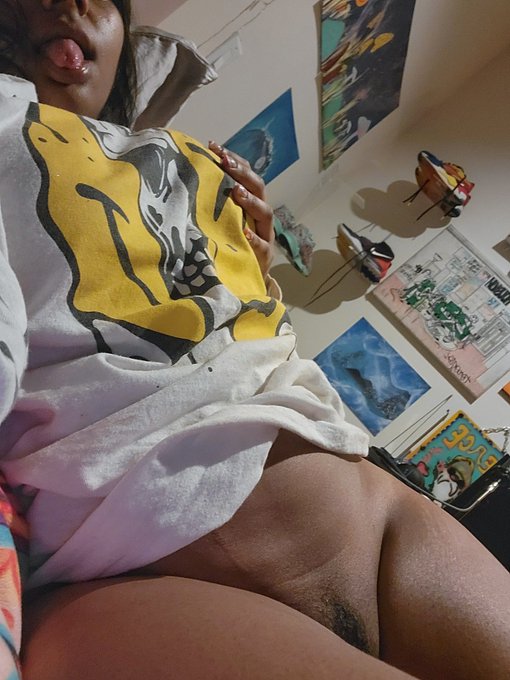 Good night kisses 💋 https://t.co/dragYevJsk